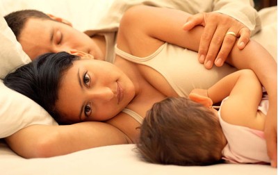 Πρέπει το μωρό να κοιμάται στο ίδιο κρεβάτι με τους γονείς του; 